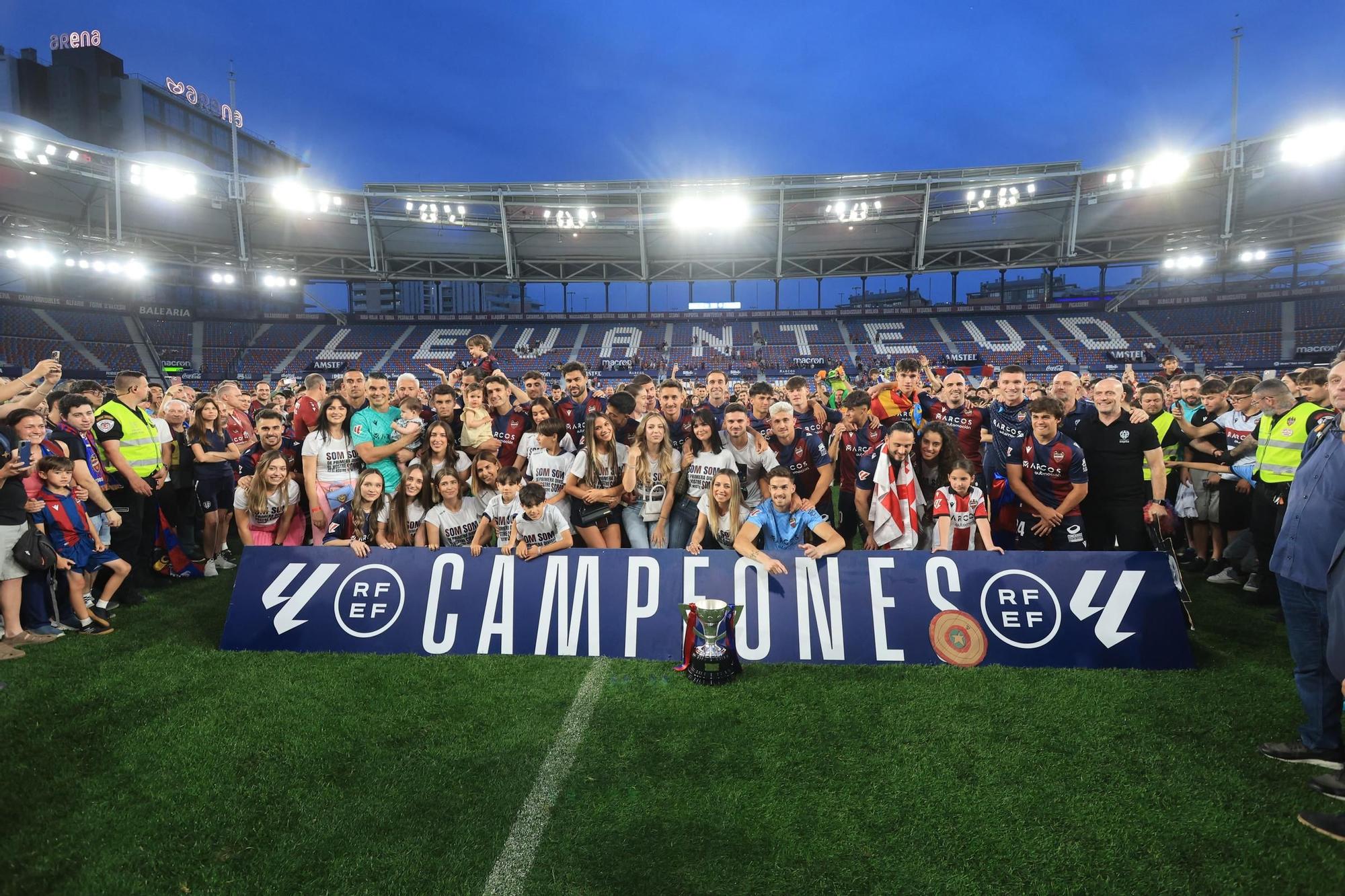 Fiesta en el Ciutat de Valencia: El Levante UD, campeón de Segunda División