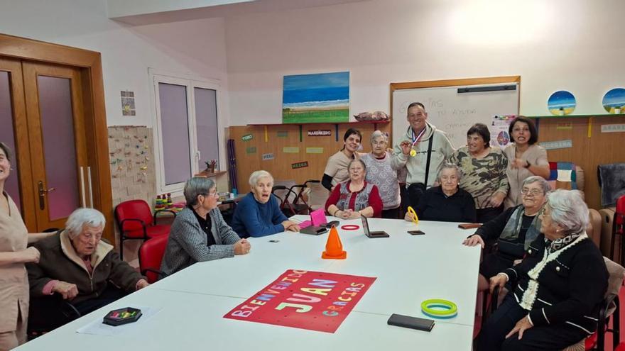 La visita de Pichi a la sede de Afasal en O Grove.