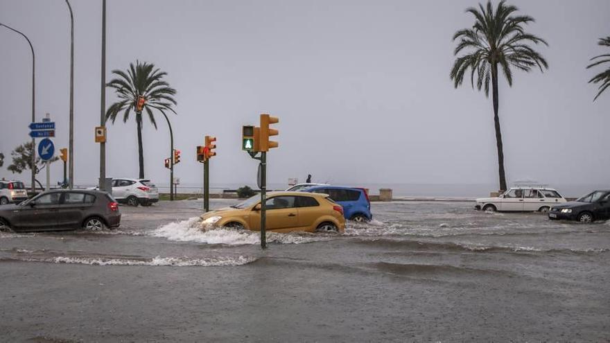 Las intensas precipitaciones del pasado 4 de septiembre convirtieron el paseo Marítimo en una extensión del cercano mar.