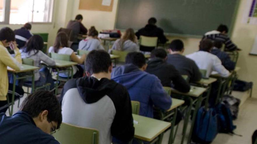 Alumnos dan clase en un instituto de  Alicante, una imagen de archivo