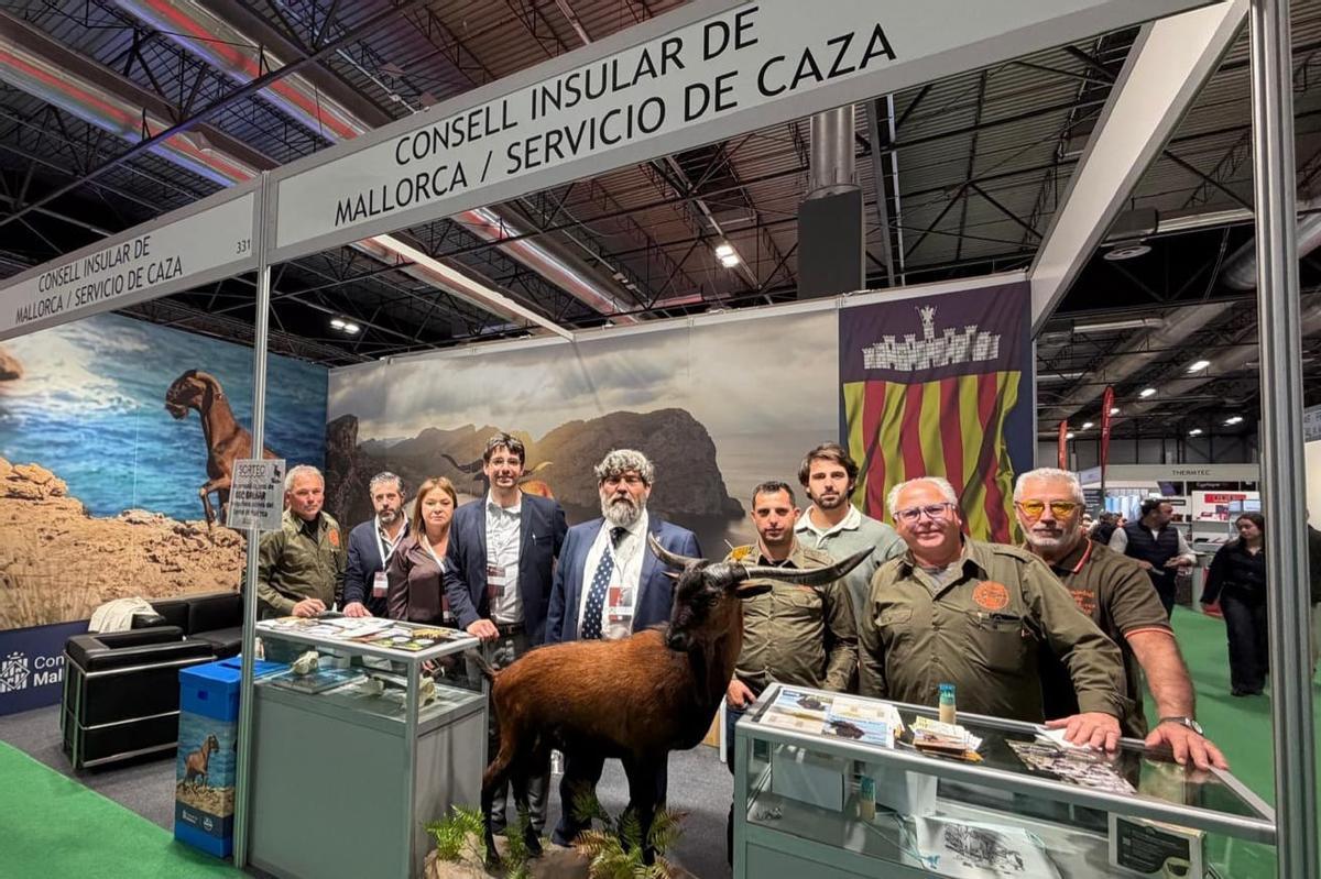 Representantes del Consell, en el expositor de la institución en la Feria Cinegética de Madrid.