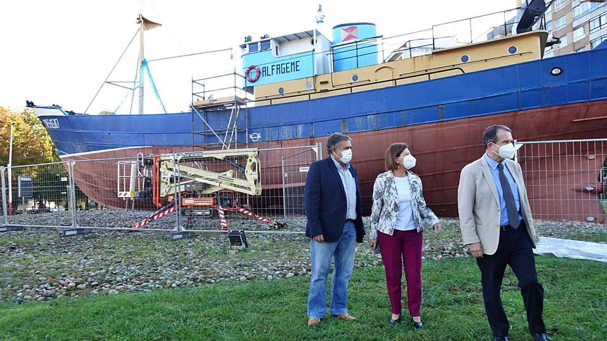 Pardo, Espinosa y Caballero visitaron ayer el barco en la rotonda de la avenida de Castelao