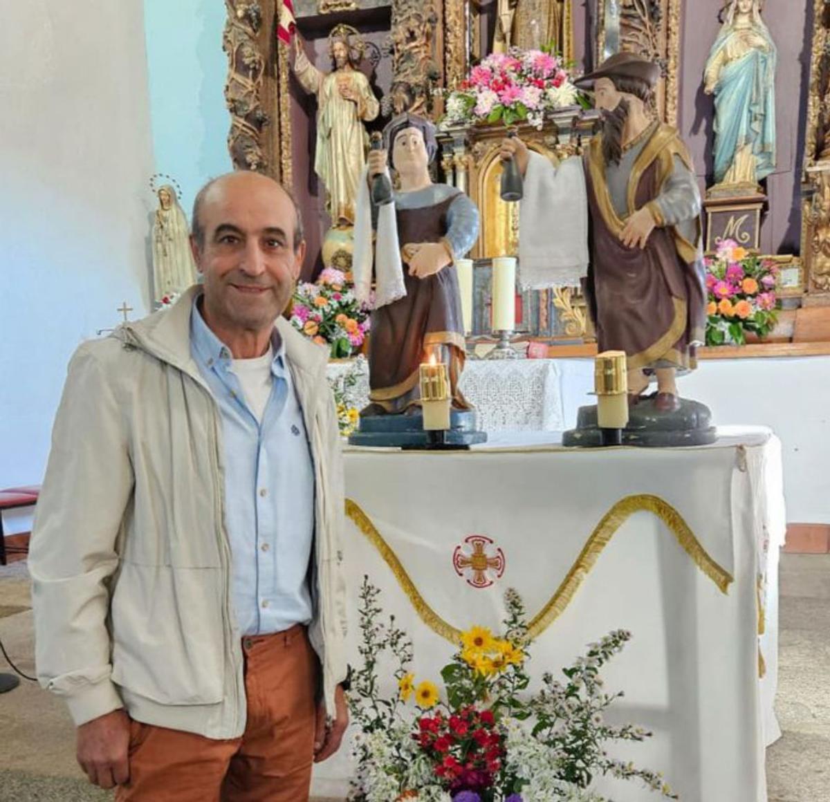El mayodomo de este año, con los santos. | Ch. S.