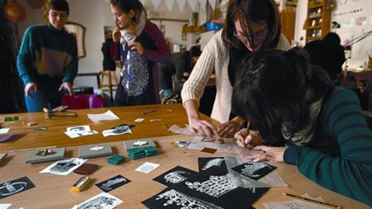 El taller 8Maria Lóbez (izquierda) y Laia Adsuara (con gafas), en su taller, en la calle de la Reina Amàlia.