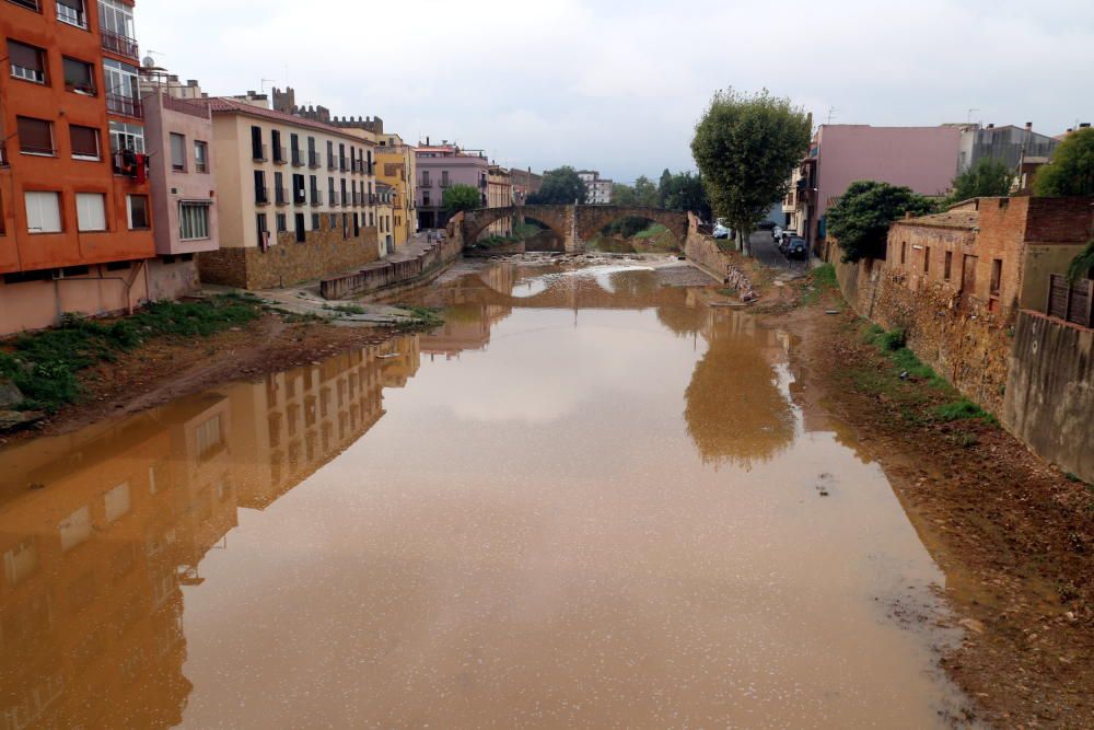 El riu Daró a la Bisbal d'Empordà en una imatge que feia mesos que no es veia