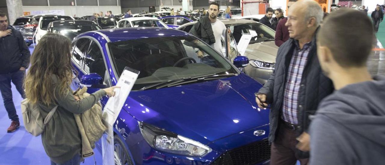 Visitantes de la feria del automóvil de València en su edición del año pasado