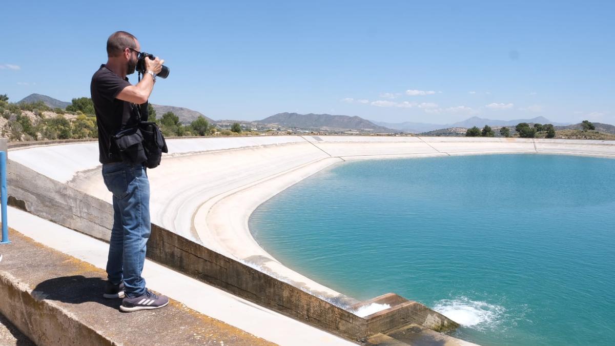 Un fótografo imortaliza el vaso del embalse donde el viernes empezó a llegar agua del Júcar