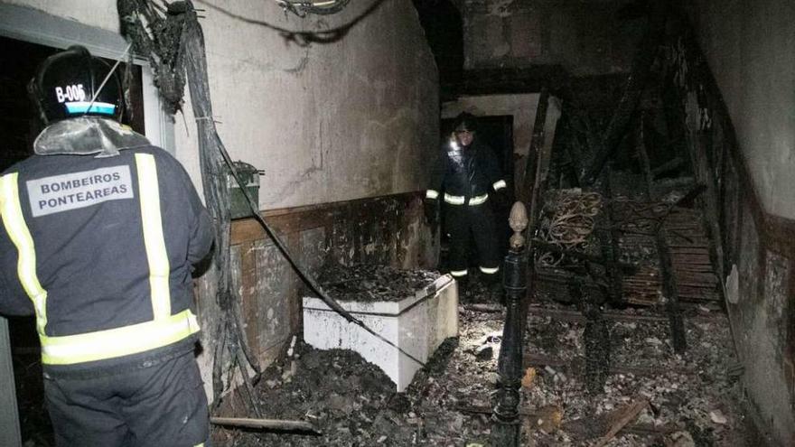 Una familia de Arbo pierde su casa en un incendio que se inició mientras dormían