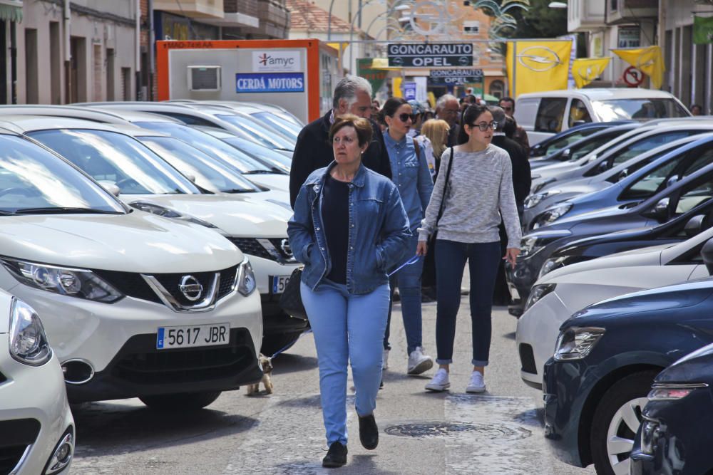 Numerosas personas visitan la Feria de San Isidro para conocer la oferta de los 300 expositores y disfrutar de los actos culturales