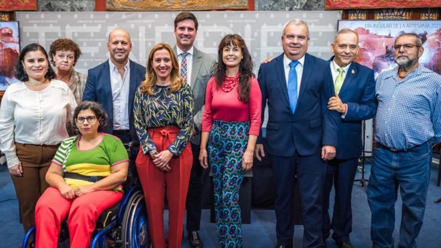 Autoridades y representantes de los centros alfareros de Tenerife durante el acto de homenaje de ayer en el Cabildo. | | E.D.