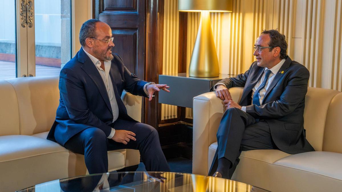 El presidente del Parlament, Josep Rull, junto al líder del PP, Alejandro Fernández, durante la ronda de consultas para investir al socialista Salvador Illa