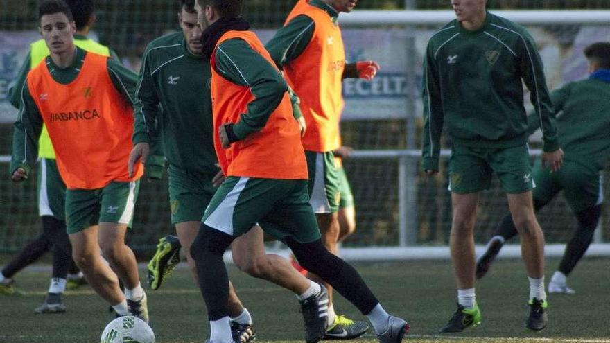 Los jugadores del Coruxo se ejercitan, ayer, sobre el césped de Fragoselo. // R.R.