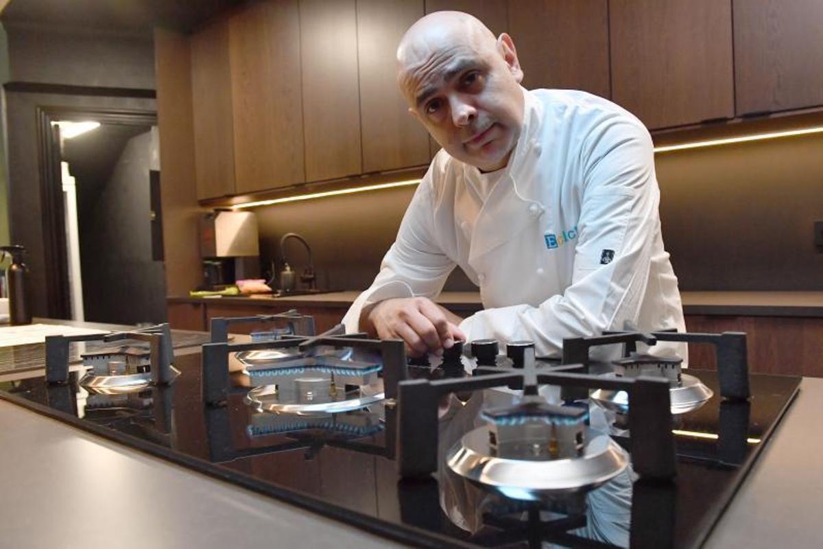 El chef Sergio Musso posa en las cocinas de su restaurante, Eclectic.