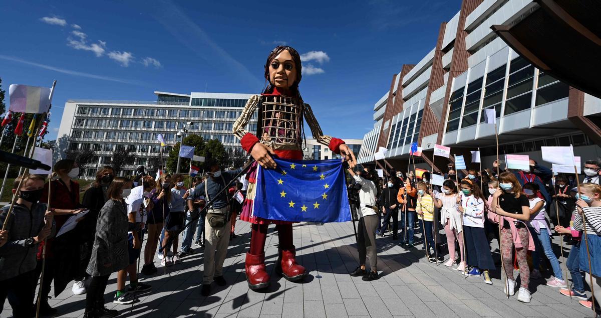 Amal, llega con una bandera de la Unión Europea al Consejo de Europa en Estrasburgo,el 30 de septiembre de 2021.