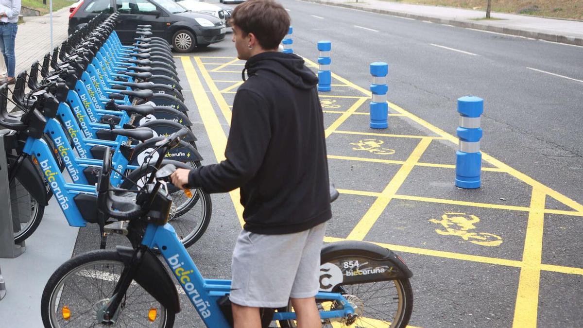 Un usuario saca una bicicleta de BiciCoruña