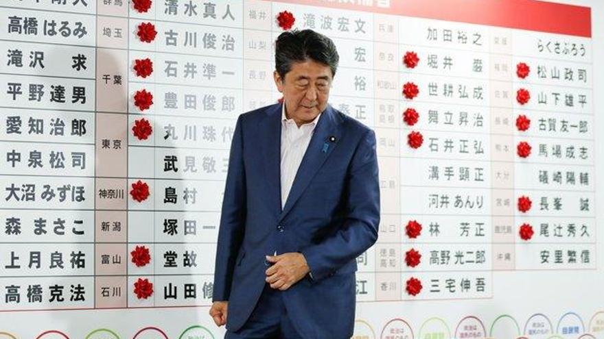 Shinzo Abe gana las elecciones legislativas pero no consigue la mayoría