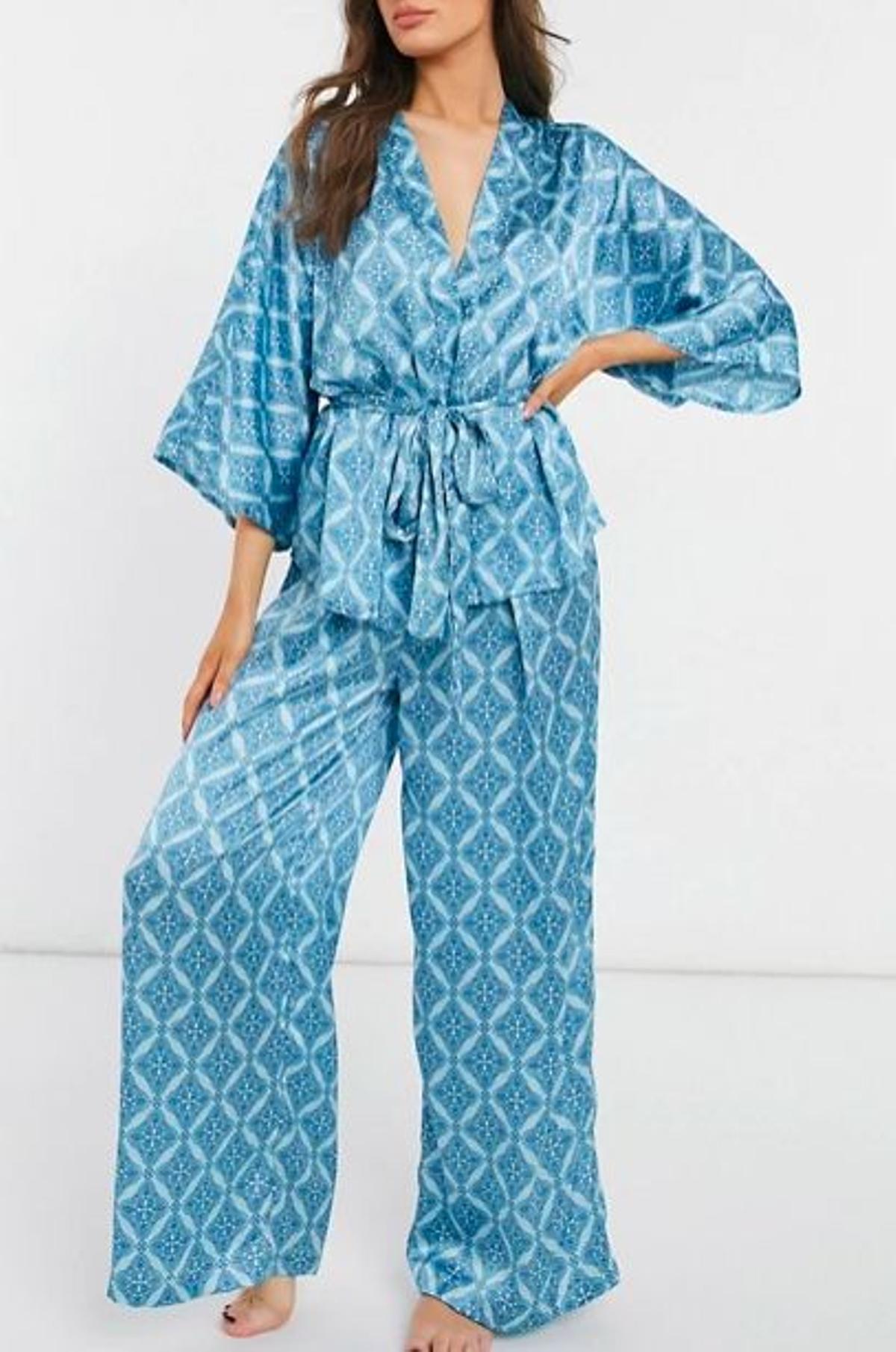 Conjunto de pijama azul con estampado de azulejo de pantalones y camisa con lazada en la cintura de satén premium de ASOS DESIGN