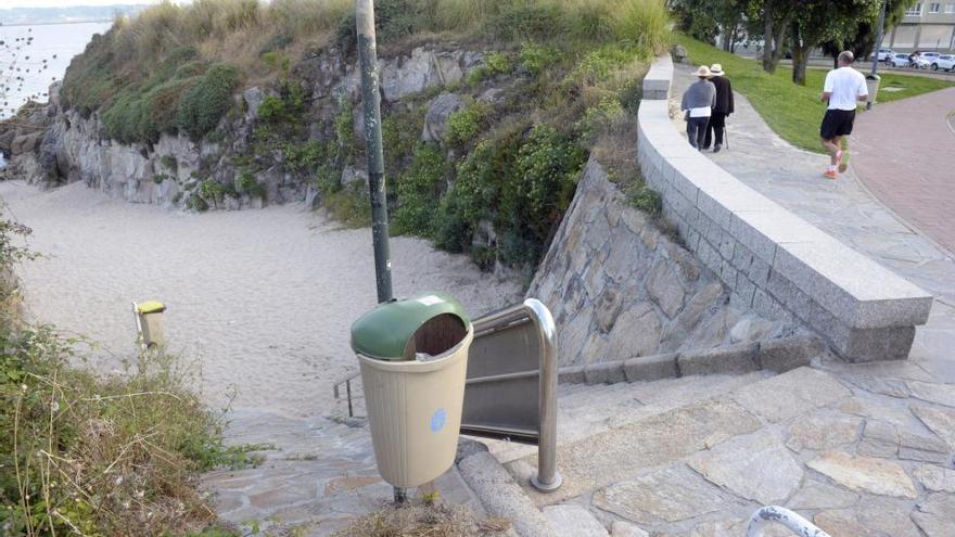 Escaleras de acceso a la playa de Adormideras.