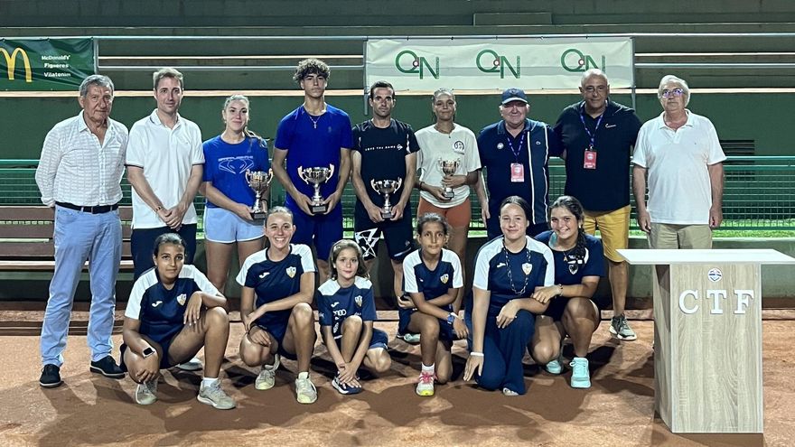 Els guanyadors i els finalistes del torneig, al centre de la fila superior.