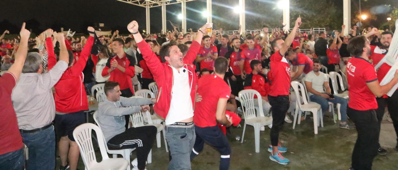 Aficionados de L&#039;Alcora celebran la clasificación de su equipo para la primera ronda de la Copa del Rey, en la Pista Jardín de l&#039;Alcora.