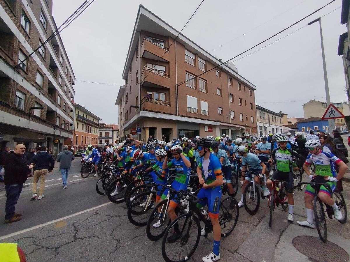 La salida del Trofeo Santiago y Santa Ana de ciclismo en Grado, en imágenes La salida del Trofeo Santiago y Santa Ana de ciclismo en Grado, en imágenes