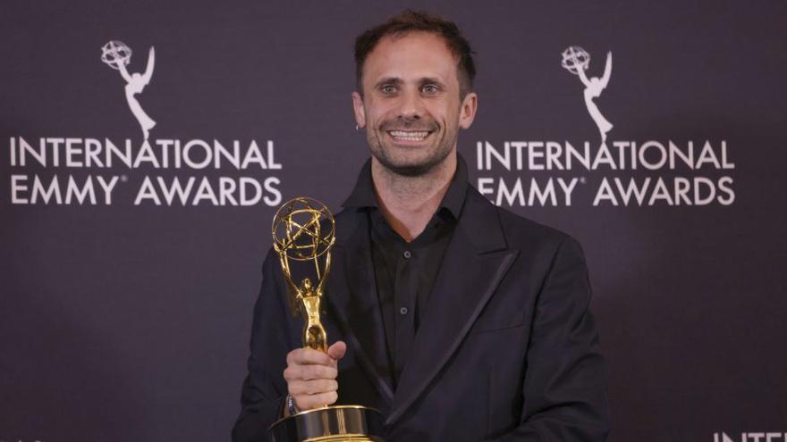 El actor Oriol Pla con el galardón al mejor actor de los Emmy. | EFE