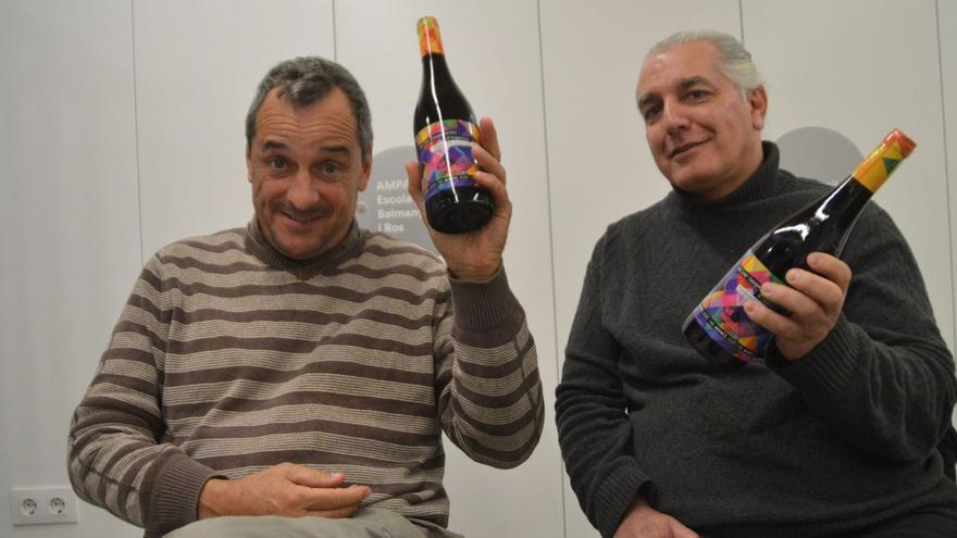 Josep Maria Tegido, membre del celler cooperatiu, i Carles Lagresa, alcalde d’Espolla, amb dues ampolles de Vi Novell. | SANTI COLL