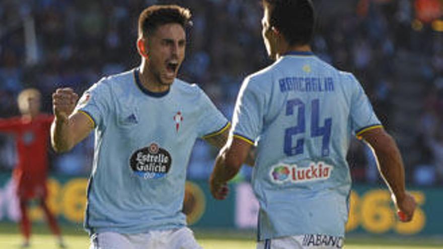 David Costas celebra con Roncaglia su gol. // Ricardo Grobas