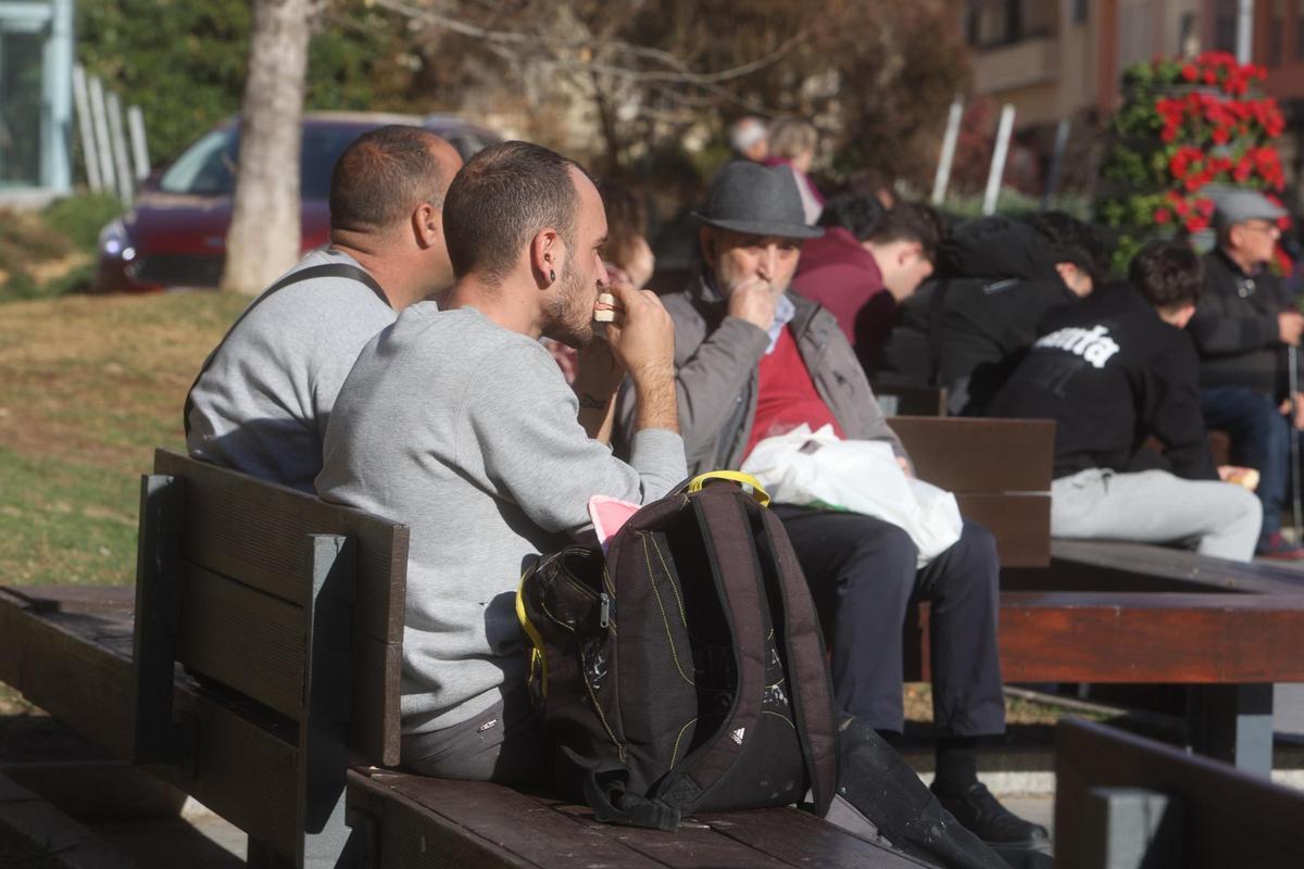 "Los martes al sol" en Alicante: el buen tiempo invita a salir a la calle en pleno enero