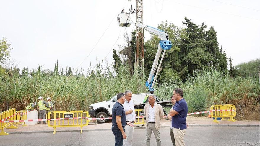 Marbella elimina siete torres de tensión en Las Chapas ante el riesgo de fuego