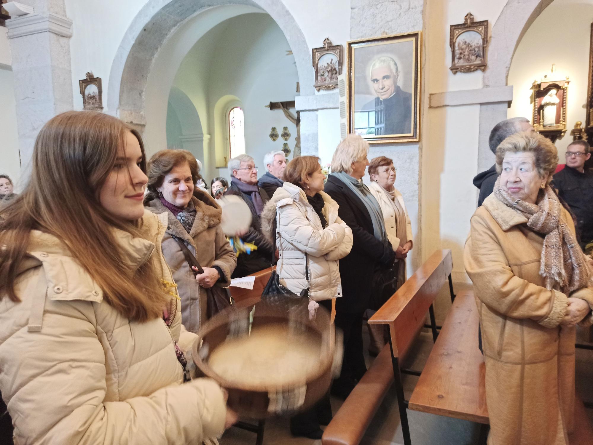 En Posada de Llanes, los panes del ramu vuelan por La Candelaria: "Hay que andar rápido"