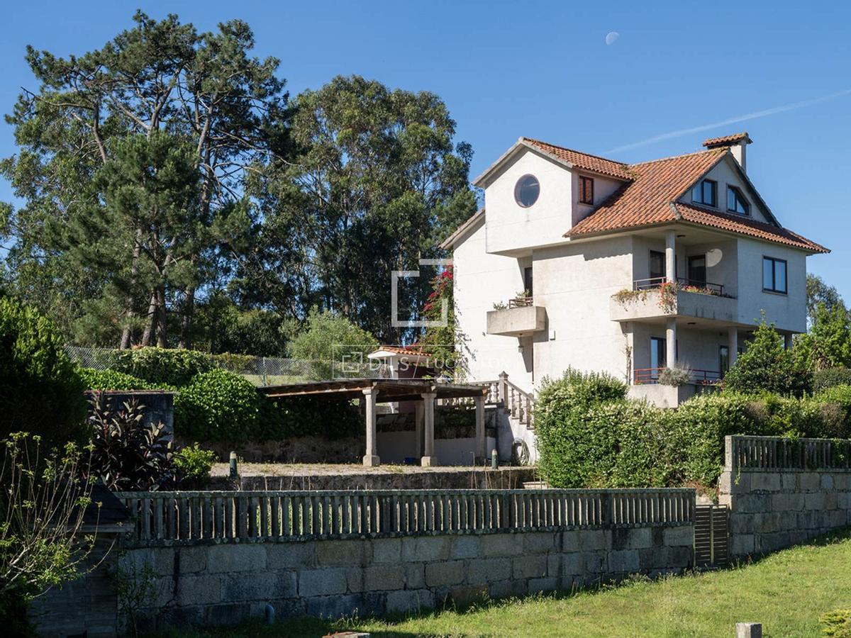 Así es el chalé a la venta que se situá a unos metros de una de las calas más hermosas de Cangas