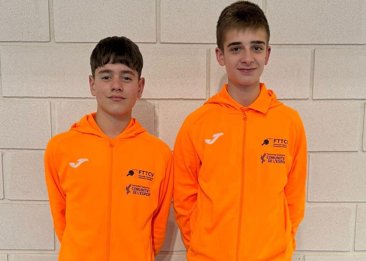 Los dos palistas del Corriol Oliva TT, con la equipación de la selección de la Comunitat Valenciana