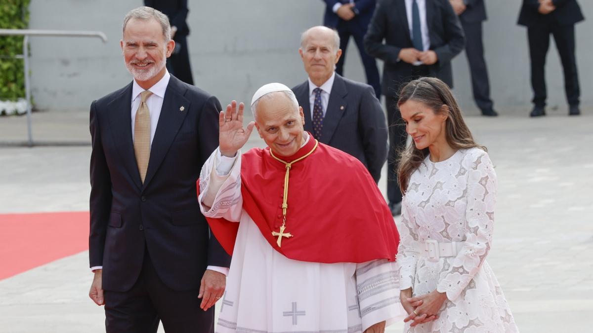 El rey Felipe VI y la reina Letizia reciben al Papa León XIV en Barajas ...
