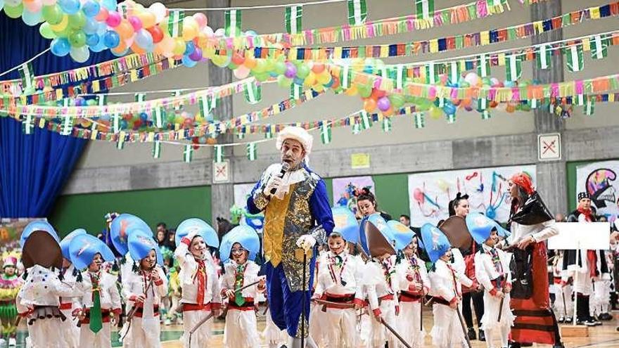 Alumnos y profesores del Liceo la Paz celebran el carnaval con un vistoso desfile