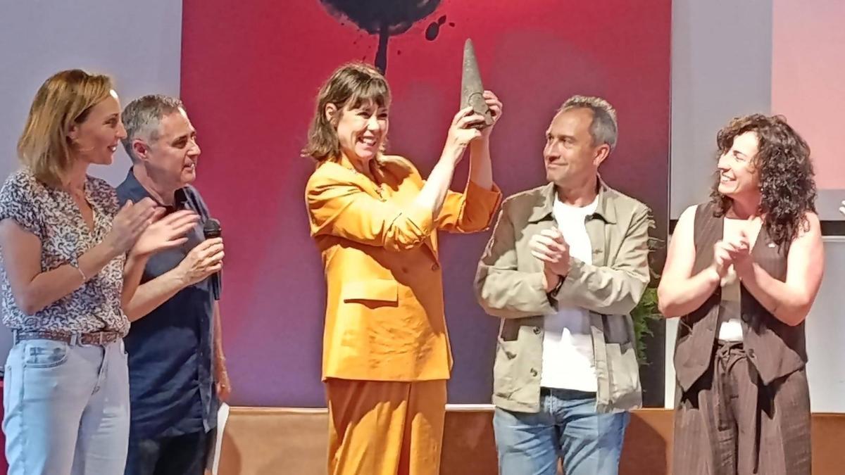 Delia Campomanes, Gonzalo Bengoa, Mabel Lozano, Ovidio Zapico y Begoña Collado, ayer, durante la entrega del premio, en Posada.