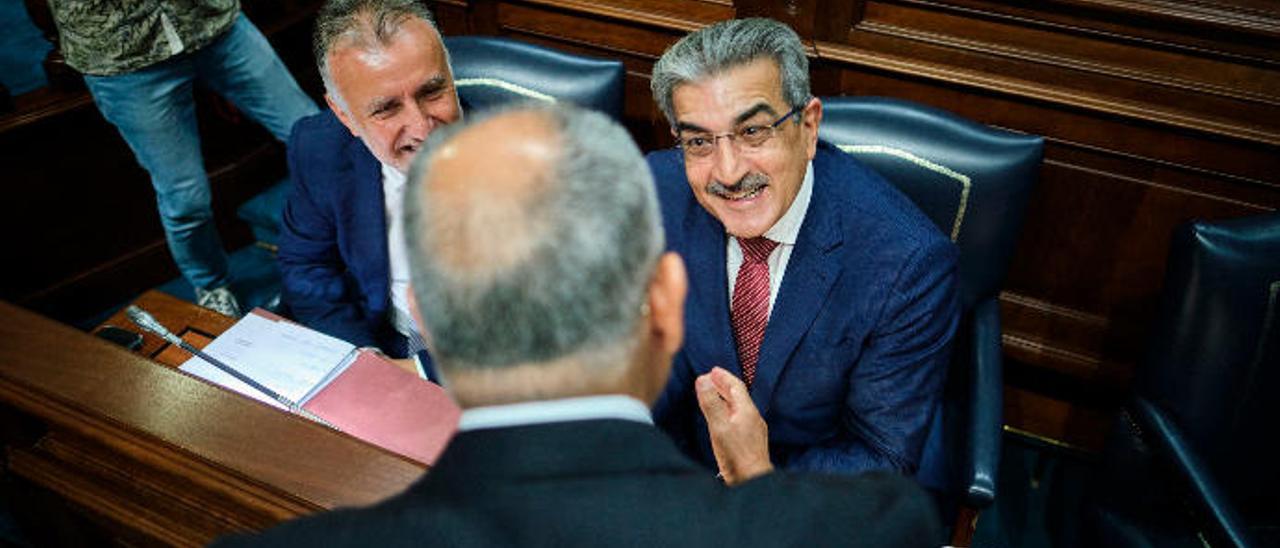 El presidente, Ángel Víctor Torres, y el consejero de Hacienda, Román Rodríguez, hablan con Casimiro Curbelo (de espaldas), antes de un pleno.