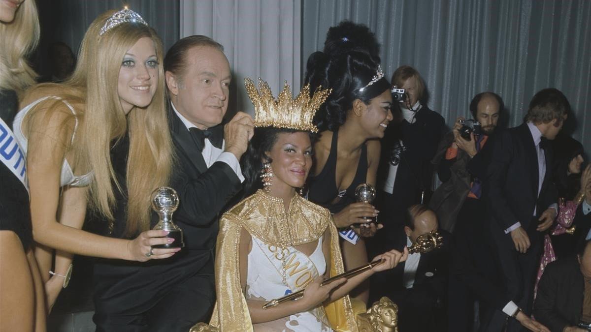 Jennifer Hosten, la represetante de Grenada, coronada Miss Mundo en 1970. A su lado, Pear Jansen, la primera negra sudafricana que concurrió al certamen, que aquel año presentó Bob Hope.