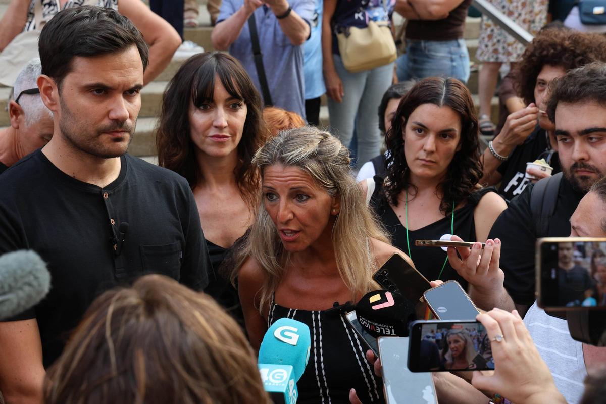 Cientos de personas salen a la calle en Vigo a protestar por la gestión de los incendios... bajo la ceniza