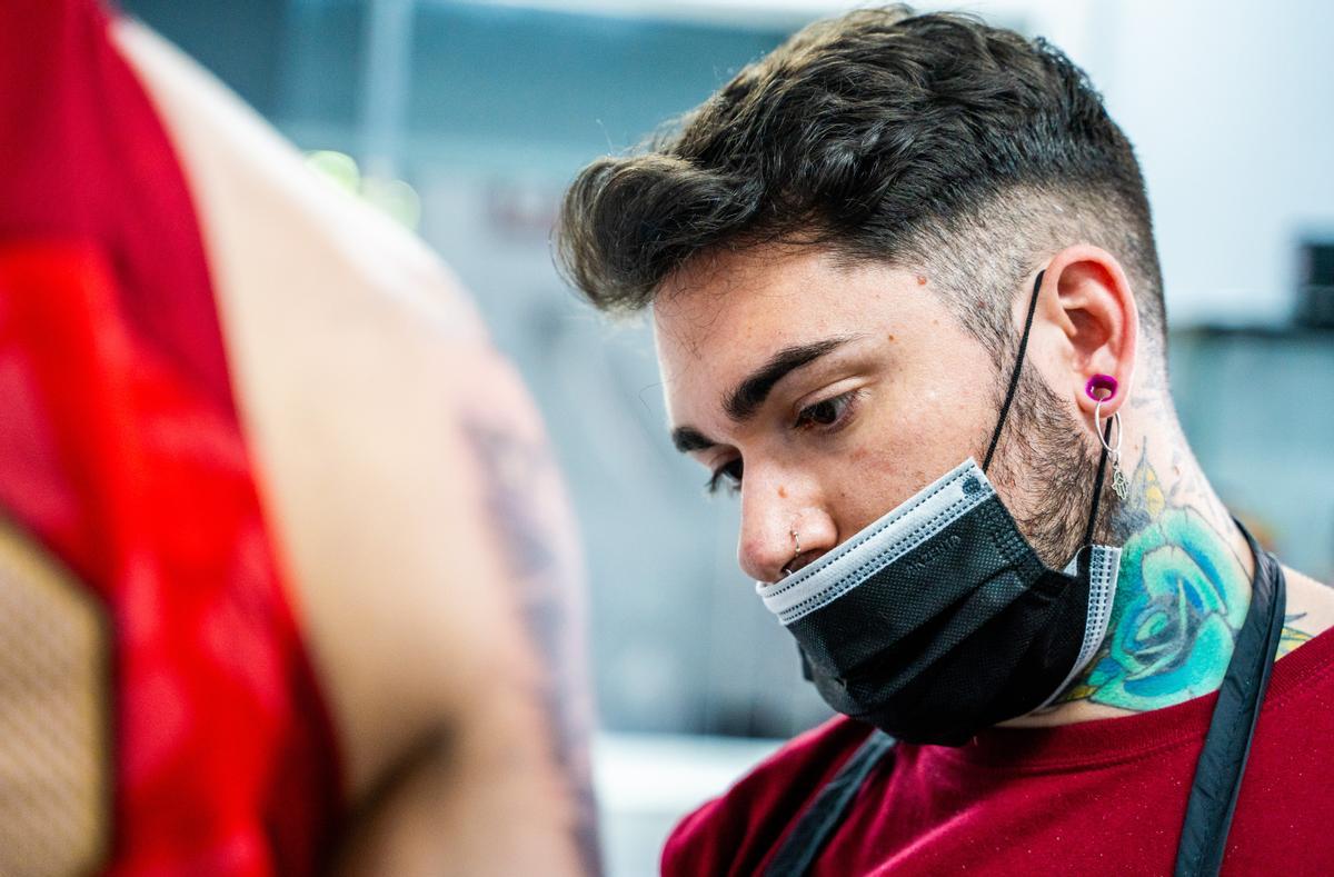 Francisco Ponce se dispone a tatuar a un joven cacereño.