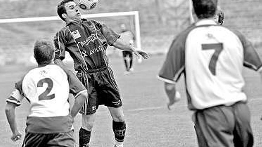 Abraham controla el balón ante Goyo y Jorge, del Avilés.