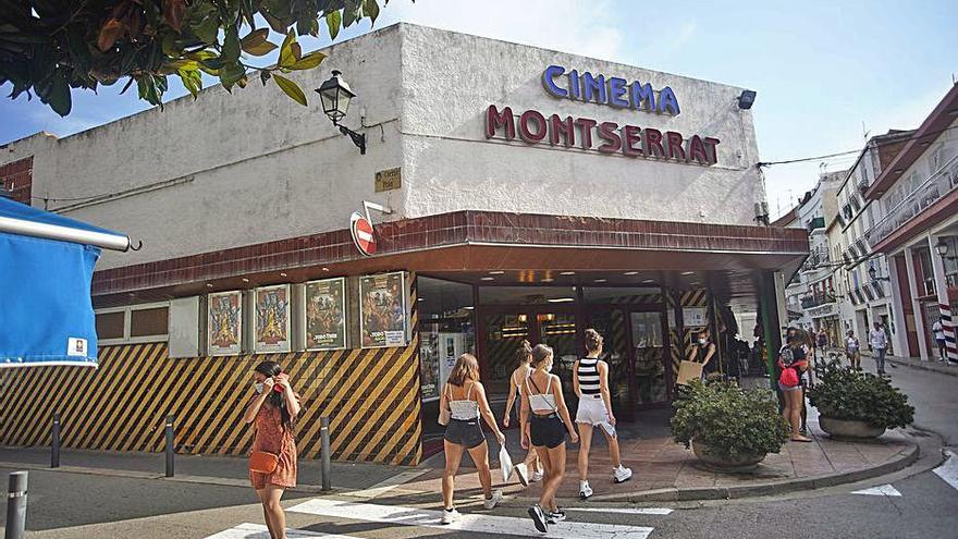 La façana del renovat cinema Montserrat de Tossa de Mar. 