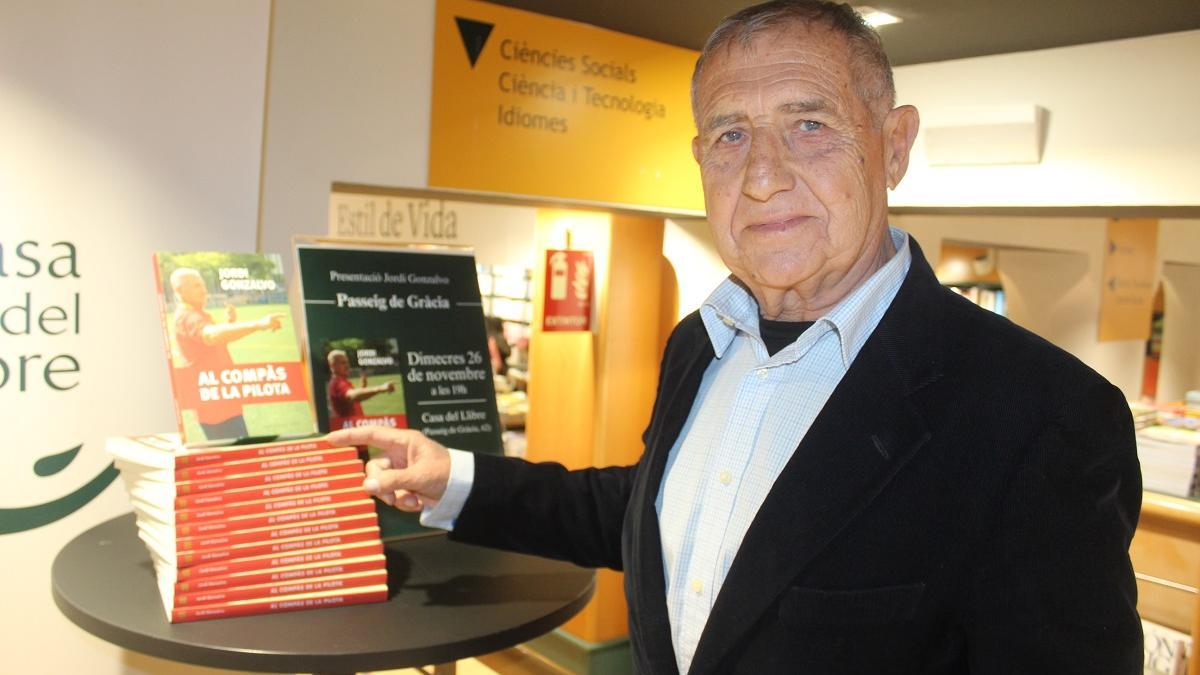 Jordi Gonzalvo Solà presentant el llibre 'Al compàs de la pilota' a Barcelona.