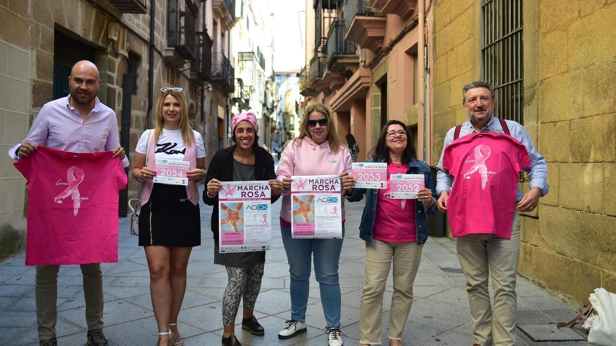 Isa Blanco, tercera por la izquierda, en la presentación de la marcha rosa de Plasencia.