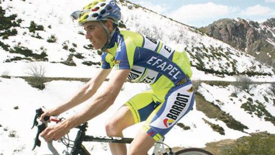 Santi Pérez, con su gran estilo de escalador, subiendo la parte final de La Farrapona, con nieve en los alrededores.