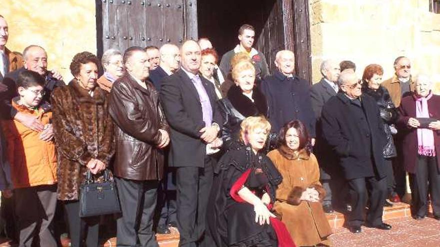 Máxima Montalvo y Lucas Garrote acompañados por familiares durante la celebración de las Bodas de Oro