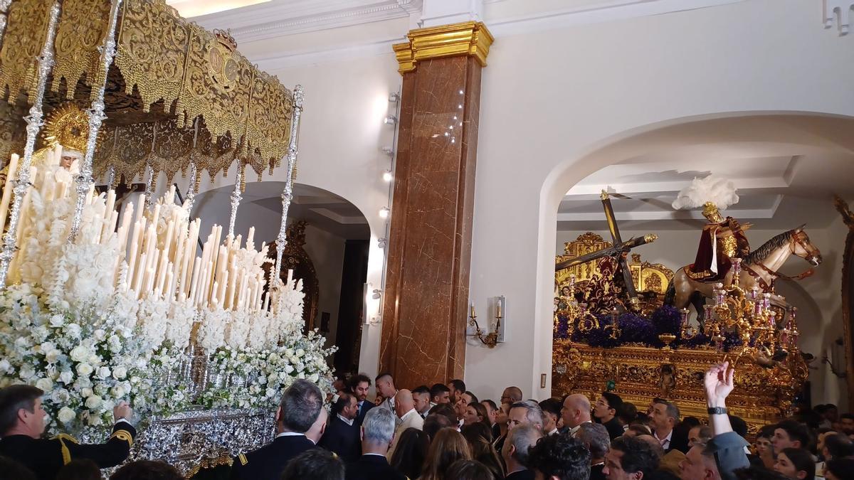 Los dos titulares de la Hermandad de la Esperanza de Triana en la Capilla de los Marineros