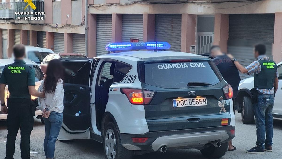 La Guardia Civil traslada a la pareja detenida en Callosa d'en Sarrià.