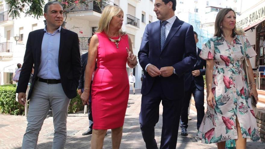 Elías Bendodo, Ángeles Muñoz, Juanma Moreno y Patricia Navarro pasean por Marbella