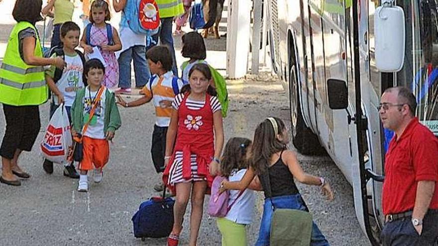 Alumnos y alumnas se dirigen al bus escolar. // G. Núñez